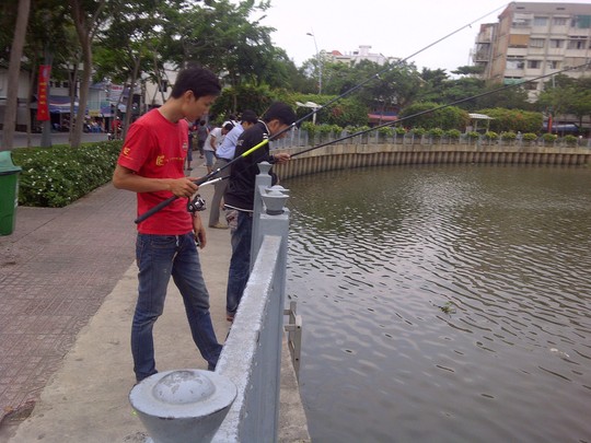Thản[-]nhiên[-]tiểu[-]tiện,[-]xả[-]rác:[-]Còn[-]đâu[-]ý[-]thức[-]cộng[-]đồng!